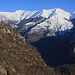 Aussicht ins untere Valle Maggia von Alphütte Littuno (940m). Gegenüber ist ein toller Grat mit vielen Gipfeln die sich sicher für eine schöne Überschreitung mit Schneeschuhen anbieten. Von Links nach Rechts: Cima di Nimi (2191m), Cima (2100m), Mött di Pègor (2169m), Pizzo d'Orgnana (2218,6m) und Pizzo di Corbella (2066m).