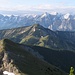 Das Wetterstein von der Leutascher Dreitorspitze (links, 2662m) bis zur Alpspitze (2628m, etwa Bildmitte), davor Hirschbühel und Geißsprungkopf. Hinter der Alpspitze der Hochblassen (2703m) und nach rechts die erste Hälfte des Jubiläumsgrates.