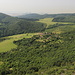 Lipská hora - Ausblick vom Gipfel in etwa südwestliche Richtung. Unten ist der kleine Ort Lhota zu erkennen, dorthin werden wir später absteigen. Foto vom 03.08.2013.