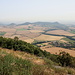 Lipská hora - Ausblick vom Gipfel. Während die nähergelegenen Hügel noch halbwegs zu erkennen sind, verschwindet die Landschaft im Hintergrund immer mehr im Dunst. Foto vom 03.08.2013.
