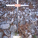 La croce che ricorda il povero cacciatore ucciso da un cinghiale posta al termine del sentiero che si addentra in Val Fredda.