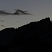 Attacke einer [http://f.hikr.org/files/1327716.jpg Flugsaurier-Wolke] auf den Berggipfel<br /><br />Attacco alla cima di una [http://f.hikr.org/files/1327716.jpg nuvola di Pterosauria]