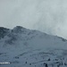 Lange Schneefahnen auf den Bergen zeugen vom stürmischen Südwind
