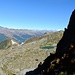 Aussicht von der Lücke neben dem Pizzo del Prévat. Lago di Leit, Passo  Vanit und Cima di  Filo. An der Flanke kein Schnee, sondern Dolomit.