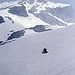 Ultimi metri di nevaio con crepaccio prima delle roccette finali che portano alla cima, sullo sfondo il Monte Cardine. (foto Agosto 1972) 