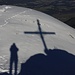 Gipfelkreuz mit Autor bei der Arbeit.