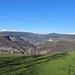 langer Schattenwurf zwischen Oensinger und Balsthaler Roggen;
gegen Passwang hin hat sich die leichte Neuschneeauflage auf den Gipfeln bereits "verabschiedet"