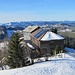 Berggasthaus Hundwiler Höhe mit den Hügeln im ZH-Oberland im Hintergrund. Von hier oben hat man freie Sicht vom Hochvogel im Osten über Clariden, Titlis, Schreckhorn bis zum Napf im Westen