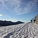 <b>La neve sulla stradina è compatta e piena di buche, lasciate dai numerosi camminatori che nei giorni scorsi si sono recati alla Capanna Monte Bar.</b>