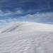 <b>Mi porto sulla cresta che separa la Val Capriasca dalla Val Colla e affronto l’ultimo bellissimo chilometro: un rettilineo su dolci declivi con panorama stupendo. Gli sci riescono a malapena a scalfire la neve, la traccia è appena percettibile. </b>