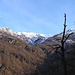 Hügelzug an der gegenüberliegenden Seite des Maggiatals von der Aufstiegsroute zur Alpe Alzasca aus gesehen.