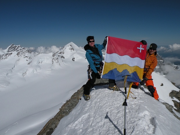 Die Muotithaler auf dem Gipfel des Gross Fiescherhorns (Bild von Cornel)