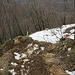 Il sentiero italiano senza neve, quello svizzero innevato, separati pro-forma in alcuni punti, salgono entrambi al Monte Pravello