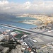 Das N-Ende von Gibraltar. Die Stadt La Linea, in der Sonne im Hintergrund, gehoert schon zu Spanien.