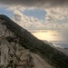 Ein guter Verbindungsweg verlaeuft fast ganz oben auf dem Grat. Hier der Blick zum hoechsten Punkt Gibraltars und nach S auf die Strasse von Gibraltar.