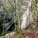 Die schon von J-J. Rousseau bewunderte Grotte de Môtiers am Fuss des Wasserfalls.