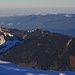 Aussicht vom Rautispitz (2283,0m) nach Nordnordwesten über den bewaldeten Hügel Riseten (vorn; 1735m) und die dahinter liegenden Gipfeln Planggenstock (1675m) und Hirzli (1641m) zu den Gipfel des Zürcher Oberlandes die aus dem Nebel schauen. 