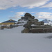 Der höchste Punkt des Schönjöchls ist diese künstlich aufgerichtete Felspyramide. <br />Links dahinter kann man sich im Winter aufwärmen.
