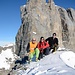 Gruppenfoto auf dem Wintertürmli vor der mächtigen Kulisse des Chli Spannorts