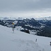 Triebschneeansammlungen in den Mulden (hier beim Gipfelrestaurant) - und noch ein schöner Ausblick in (bekannte) Zentralschweizer Gebiete