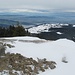 Grenzstein SZ - ZG; mit Sicht zum Zugersee und bis in den Jura
