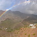 Das Wetter ist durchzogen. Eine Regenfront peitscht über die Berge. Bei der Anfahrt sah ich auf der Degollada de Veneguera einen wunderbaren Regenbogen (Handy-Photo)