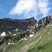 im Aufstieg beim Traualpsee - in Bildmitte kommt die von dieser Seite zackige Schochenspitze (2069 m) ins Blickfeld 