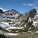 Blick aus dem Aufstieg in das Kar, das von [http://www.hikr.org/tour/post8103.html Lachenspitze, Steinkarspitze und Roter Spitze] umrundet wird. In der Mitte die Landsberger Hütte auf einer Rippe.