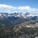 Blick in die wilde Roßzahngruppe der Allgäuer Alpen. Linke Bildmitte schaut man in das Große Roßkar mit dem Hauptberg der Gruppe, dem Großen Roßzahn (2356 m) rechts davon. Daneben rechts dann der markante Hochvogel (2593 m)