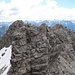 Nach gut 20 m Aufklettern Blick über die Scharte hinüber zu ein paar Felstürmen im S-Grat der Leilachspitze