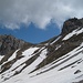 Blick vom Weg ins schneeige Kar zurück zur Steinkarscharte (1955 m)