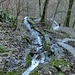 links der Wasserlauf, rechts über Stufen hinab