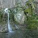 darüber liegt das Becken, in den viele kleine Wasserfälle münden