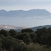 Spanien und England in einem Bild: Vom Aufstiegsweg hat man oft einen guten Blick ueber die Bucht von Algeciras und den Felsen von Gibraltar.