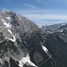 Abschluß-Panorama von der Wildangerspitze: v.l.n.r. u.a. Lattenspitze, Roßkopf, Bachofenspitze, Lafatscher, Lafatscherjoch, Speckkarspitze, Bettelwurf. Auf diesem bild kann man auch den Wilde-Band-Steig gut erkennen, der von links kommend das Stempeljoch (oberhalb des großen Schneefeldes) mit dem Lafatscherjoch verbindet und dabei etliche Schneefelder quert.