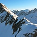Blick vom Piz Borel zum Piz Ravetsch mit der Aufstiegsspur zur Einsattelung der beiden Gipfel