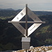 Das moderne Gipfelkreuz auf dem Schiberg.