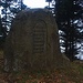 Gedenkstein zur Waldzusammenlegung von 1959 von den Umliegenden Gemeinden. Der Stein steht bei der Abzweigung Am Lindle (909,4m).