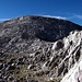 Die weite Kuppe des Cerro del Simancon (1569m). Obwohl schon Winter ist, liegt noch kein bisschen Schnee. Hier geht's jetzt in karstigem, aber wenig steilen Gelaende (T3) zum Gipfel.
