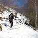<b>Superato il torrentello a circa 1230 m di quota, di fronte ad un rudere senza tetto, ci aspetta un tratto in lieve salita, con neve bagnata, che conduce all’Alpe Pesciò di sotto (1250 m). </b>