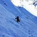 Martin spart sich das Gewicht am Rucksack und stapft gleich ohne Ski hinterher.