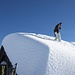 <b>Un escursionista è salito sul tetto per liberare il comignolo dalla neve. </b>