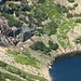 Tiefblick vom Kamm zum Wielky Staw (Großer Teich) mit schön gefärbten Felsen