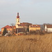 České Zlatníky - Hier startet unsere kleine Tour auf den östlich des Ortes gelegenen Zlatník. Hinten ist die Kirche des Heiligen Georg (Kostel sv. Jiří) zu sehen.