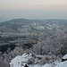 Zlatník - Ausblick am Gipfel. Über Želenice am Fluss Bílina geht der Blick zum Kaňkov.