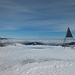 Le signal géodésique du sommet. Au fond, les préalpes de Suisse Centrale. Tout à gauche, Aiguilles de Baulmes et Suchet