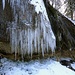 Eiszapfen bilden sich im Schatten von Nagelflue-Felsen sehr schnell.