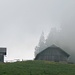 Bazora-Alpe im Nebel