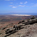 Blick von der Montaña de Escanfraga über die Vulkankegel des Nordens auf die Dunas de Corralejo, auf die Isla de Lobos und die Südküste von Lanzarote