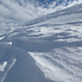 interressante, abgeblasene Schneeflächen im Aufstieg